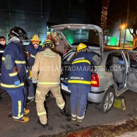 Fotos de Motorista anda na contramão em avenida de Maringá e bate de frente com outro carro