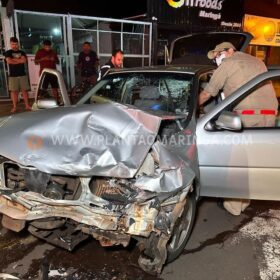 Fotos de Motorista anda na contramão em avenida de Maringá e bate de frente com outro carro