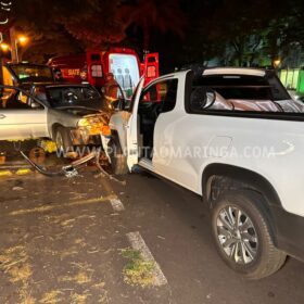 Fotos de Motorista anda na contramão em avenida de Maringá e bate de frente com outro carro