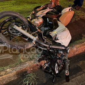 Fotos de Motociclista foge da polícia na contramão e bate de frente com carro em Maringá