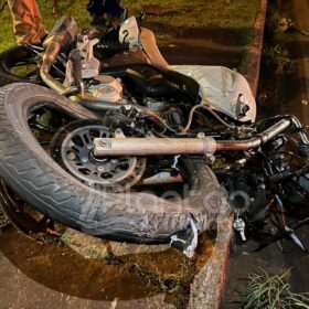 Fotos de Motociclista foge da polícia na contramão e bate de frente com carro em Maringá