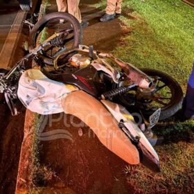 Fotos de Motociclista foge da polícia na contramão e bate de frente com carro em Maringá