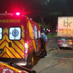 Fotos de Motorista avança preferencial causa grave acidente e foge sem prestar socorro em Maringá, placa do carro ficou no local