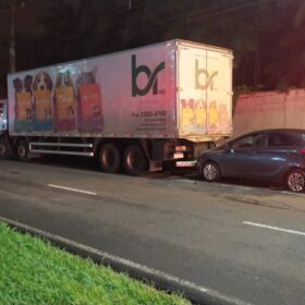 Fotos de Motorista avança preferencial causa grave acidente e foge sem prestar socorro em Maringá, placa do carro ficou no local