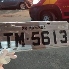 Fotos de Motorista avança preferencial causa grave acidente e foge sem prestar socorro em Maringá, placa do carro ficou no local