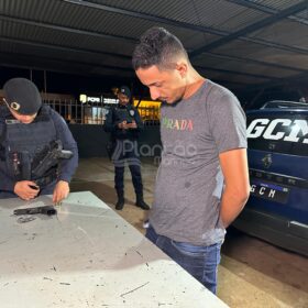 Fotos de Homem com mandado de prisão em aberto por homicídio é preso com pistola, em Sarandi