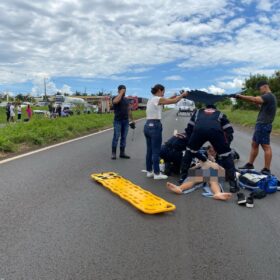 Fotos de Acidente envolvendo duas motos de alta cilindrada e um carro deixa dois jovens feridos