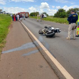 Fotos de Acidente envolvendo duas motos de alta cilindrada e um carro deixa dois jovens feridos