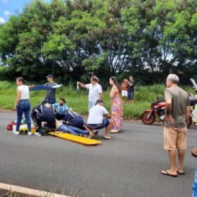 Fotos de Acidente envolvendo duas motos de alta cilindrada e um carro deixa dois jovens feridos