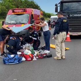 Fotos de Acidente envolvendo duas motos de alta cilindrada e um carro deixa dois jovens feridos