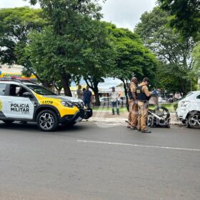 Fotos de Câmera registra momento em que motociclista bate em carro, é arremessado e cai após passar por cima do veículo, em Sarandi