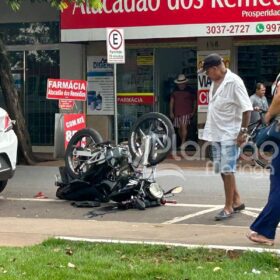 Fotos de Câmera registra momento em que motociclista bate em carro, é arremessado e cai após passar por cima do veículo, em Sarandi