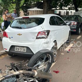 Fotos de Câmera registra momento em que motociclista bate em carro, é arremessado e cai após passar por cima do veículo, em Sarandi