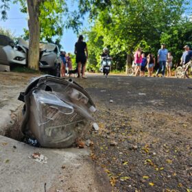 Fotos de Duas mulheres e uma criança sofreram ferimentos graves após carro bater em árvore