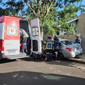 Fotos de Duas mulheres e uma criança sofreram ferimentos graves após carro bater em árvore