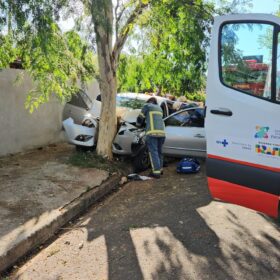 Fotos de Duas mulheres e uma criança sofreram ferimentos graves após carro bater em árvore