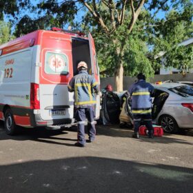 Fotos de Duas mulheres e uma criança sofreram ferimentos graves após carro bater em árvore