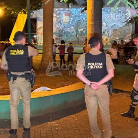 Fotos de Jovem é executado a tiros e mulher é baleada em praça na zona sul de Maringá