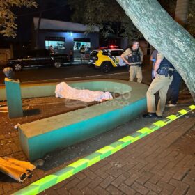 Fotos de Jovem é executado a tiros e mulher é baleada em praça na zona sul de Maringá