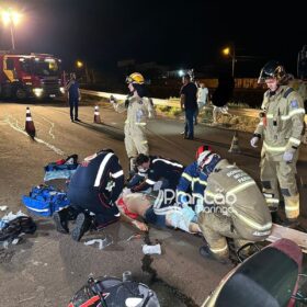 Fotos de Motociclista é intubado após bater em caminhão em Maringá