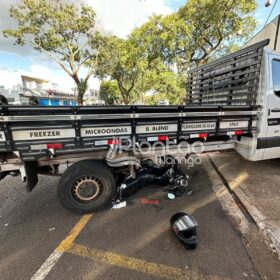 Fotos de Motociclista sofre ferimentos grave após bater moto e cair embaixo de caminhão em Maringá