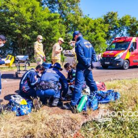 Fotos de Motorista é socorrido de helicóptero após ser ejetado de veículo em capotamento