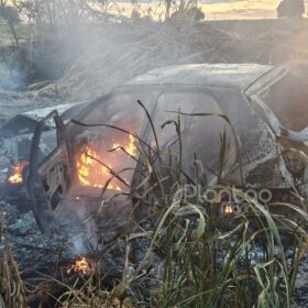 Fotos de Polícia investiga se carro encontrado incendiado foi usado em execução em Maringá