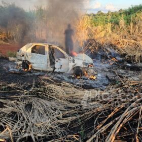 Fotos de Polícia investiga se carro encontrado incendiado foi usado em execução em Maringá