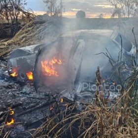 Fotos de Polícia investiga se carro encontrado incendiado foi usado em execução em Maringá