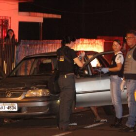 Fotos de Homem é executado com 25 tiros dentro de carro em Sarandi 