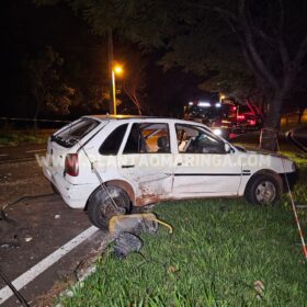 Fotos de Homem morre após bater carro contra árvore em Maringá