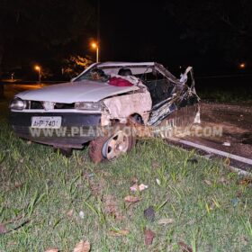 Fotos de Homem morre após bater carro contra árvore em Maringá