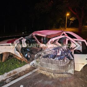 Fotos de Homem morre após bater carro contra árvore em Maringá