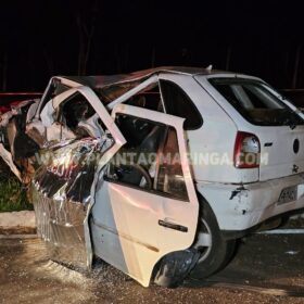 Fotos de Uma pessoa morreu e outra ficou ferida após carro bater em árvore em Maringá 