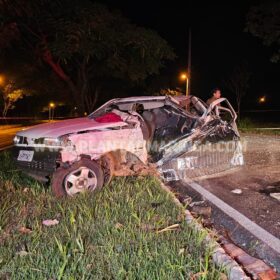 Fotos de Uma pessoa morreu e outra ficou ferida após carro bater em árvore em Maringá 