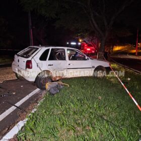 Fotos de Homem morre após bater carro contra árvore em Maringá