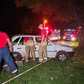 Fotos de Uma pessoa morreu e outra ficou ferida após carro bater em árvore em Maringá 