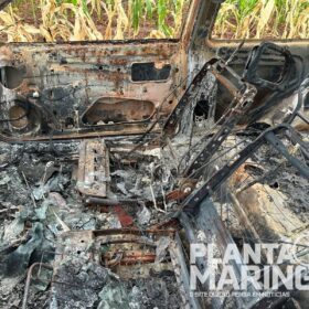 Fotos de Carro que pode ter sido utilizado em tentativa de homicídio em Maringá é localizado incendiado