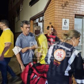 Fotos de Homem fica ferido após ser atacado com golpes de facão durante briga na frente do albergue de Maringá