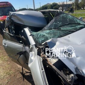 Fotos de Carro fica destruído após colisão traseira com caminhão na PR-317 em Maringá