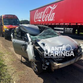 Fotos de Carro fica destruído após colisão traseira com caminhão na PR-317 em Maringá