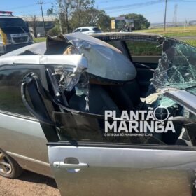 Fotos de Carro fica destruído após colisão traseira com caminhão na PR-317 em Maringá