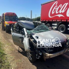 Fotos de Carro fica destruído após colisão traseira com caminhão na PR-317 em Maringá