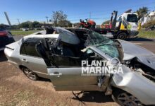 Fotos de Carro fica destruído após colisão traseira com caminhão na PR-317 em Maringá
