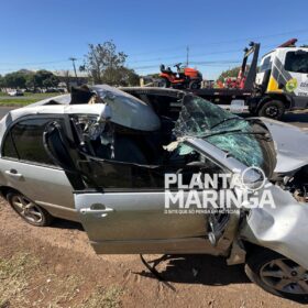 Fotos de Carro fica destruído após colisão traseira com caminhão na PR-317 em Maringá