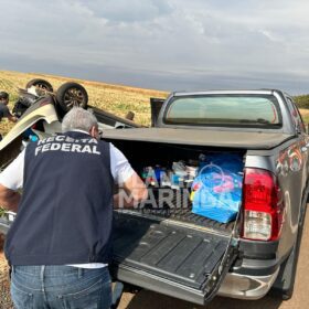 Fotos de Motorista capota carro com produtos contrabandeados ao fugir da polícia na PR-317