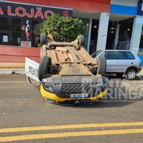 Fotos de Vídeo mostra motociclista sendo baleado enquanto andava de moto; durante o atendimento uma viatura da Polícia Militar capotou