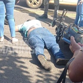 Fotos de Vídeo mostra motociclista sendo baleado enquanto andava de moto; durante o atendimento uma viatura da Polícia Militar capotou