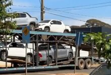 Fotos de Policiais do Pelotão de Choque apreendem caminhão-cegonha com oito veículos roubados em Maringá