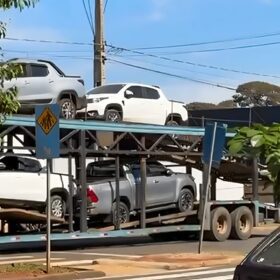 Fotos de Policiais do Pelotão de Choque apreendem caminhão-cegonha com oito veículos roubados em Maringá